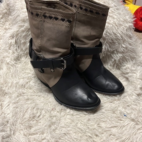 Two Lips  stylish ankle boots women's size 6 - Picture 4 of 7